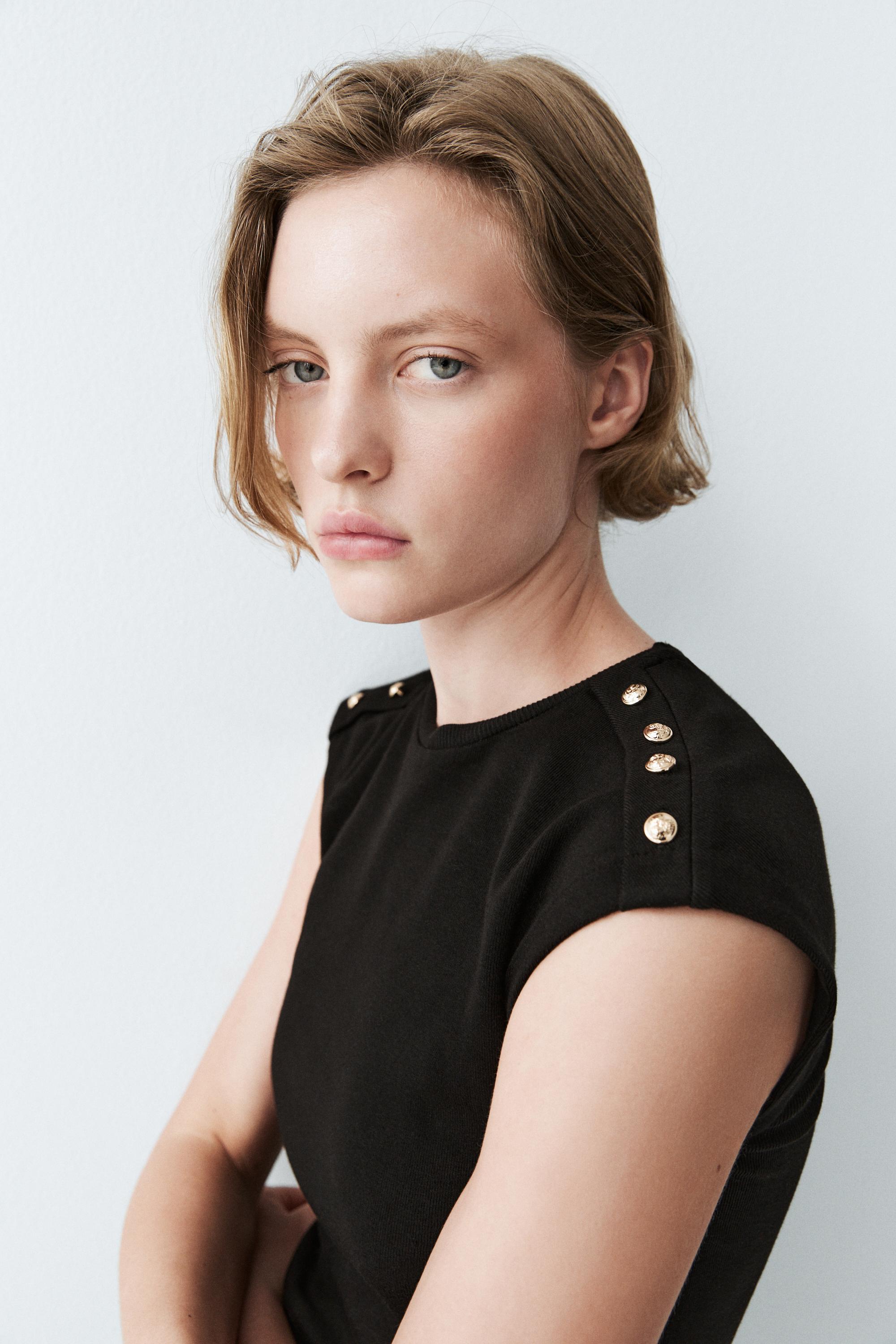 Drop sleeve T-shirt with button details